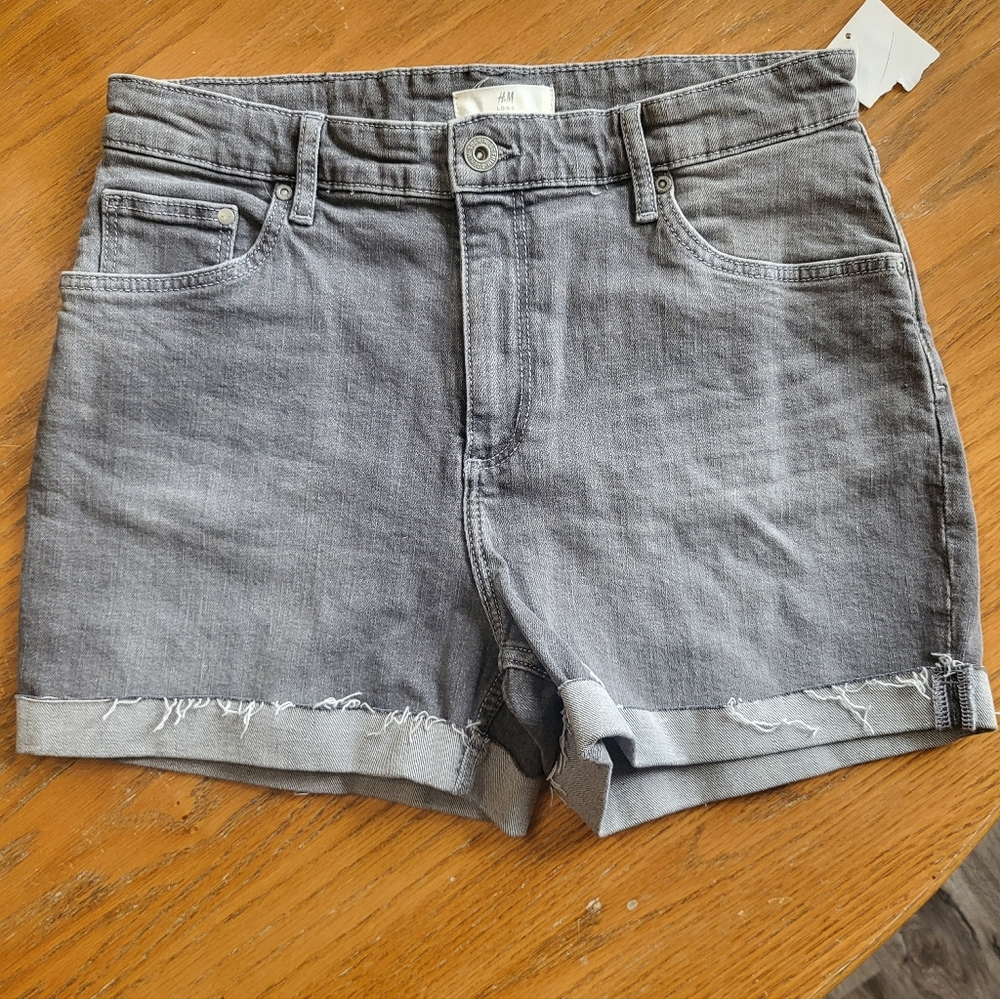 Womens H&M Light Gray Shorts.  New.  Size 6